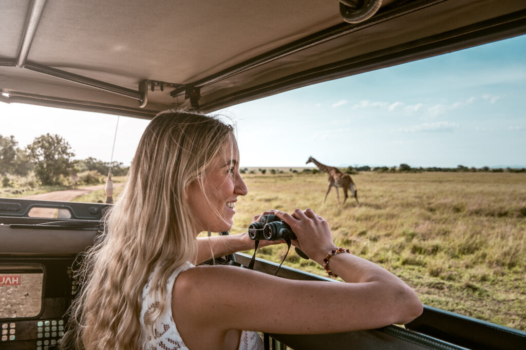 IM_KE_MAR_Woman seeing a giraffe from jeep