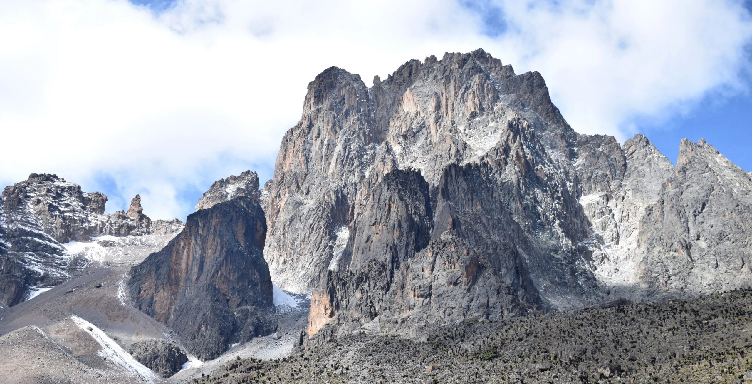 Mount Kenya via de Sirimon Route (4/5) | Shipton's Camp (4,200 m/13,779 ft) - Lenana peak (4,985 m/16,354 ft) - Old Moses Camp (3,340 m/10,958 ft)